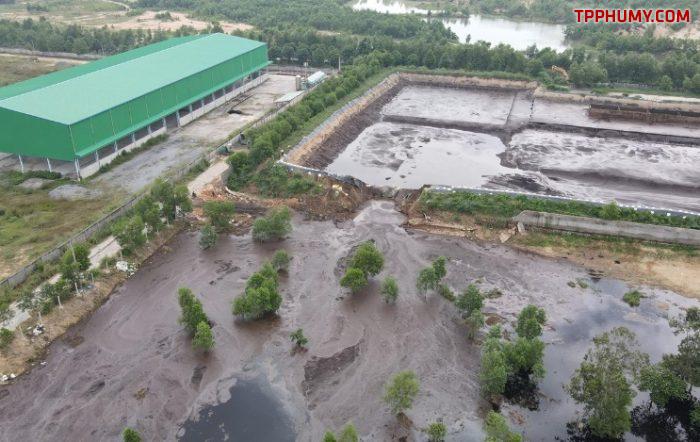 Ngày 30/9/2022, một đoạn đê bao bãi chôn lấp của Công ty TNHH Kbec Vina bị vỡ, làm nước rỉ rác chảy tràn ra khu đất của Khu xử lý chất thải tập trung Tóc Tiên.