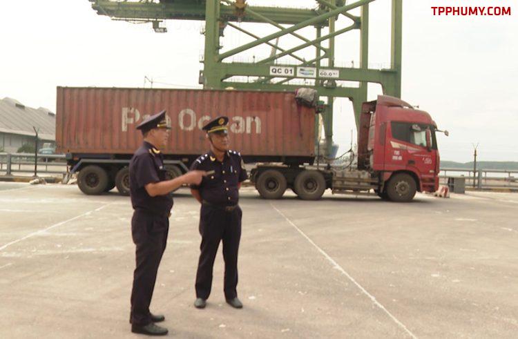 Nhân viên hải quan giám sát hàng hóa XNK tại khu vực cảng Cái Mép.