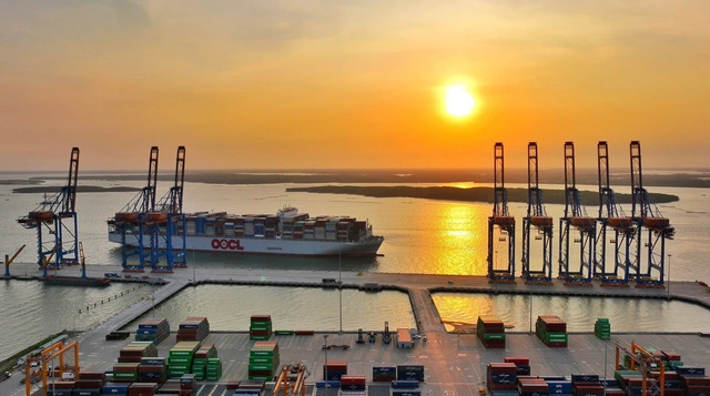 Siêu tàu container đến cảng Cái Mép - Thị Vải 